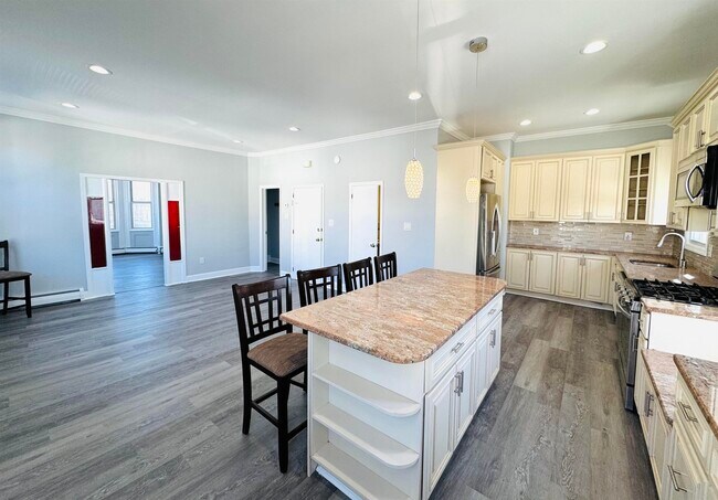 Building Photo - 527 12th St Unit 2