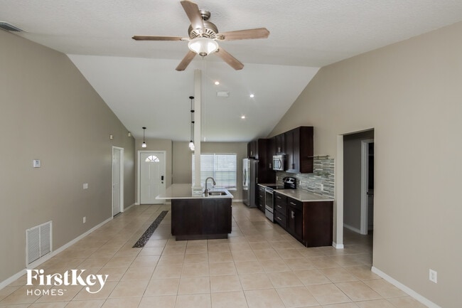 Photo - 1992 Tranter Ave SE