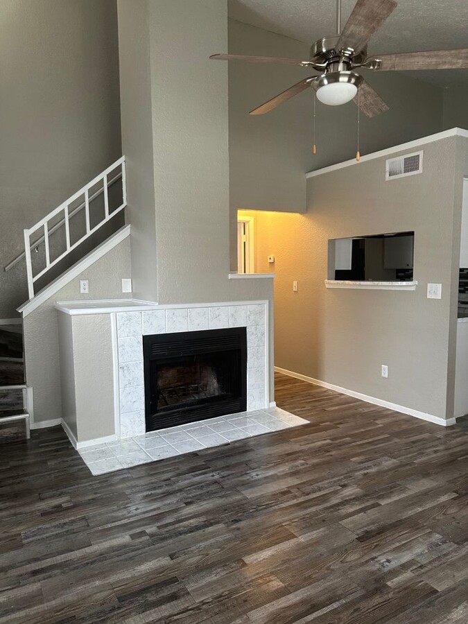 Spacious Two Bedroom Townhome with Private Patio! - Spacious Two Bedroom Townhome with Private Patio!