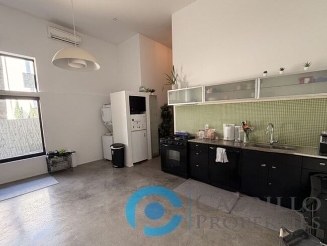 Photo - 3771 Centre St