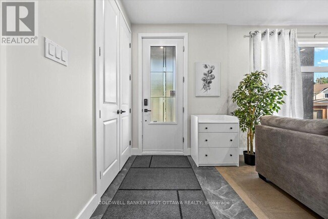 Photo - 22 Inverkip Ave Unité B