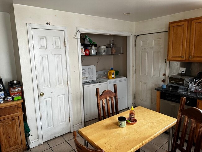 Building Photo - 40 Hooker St