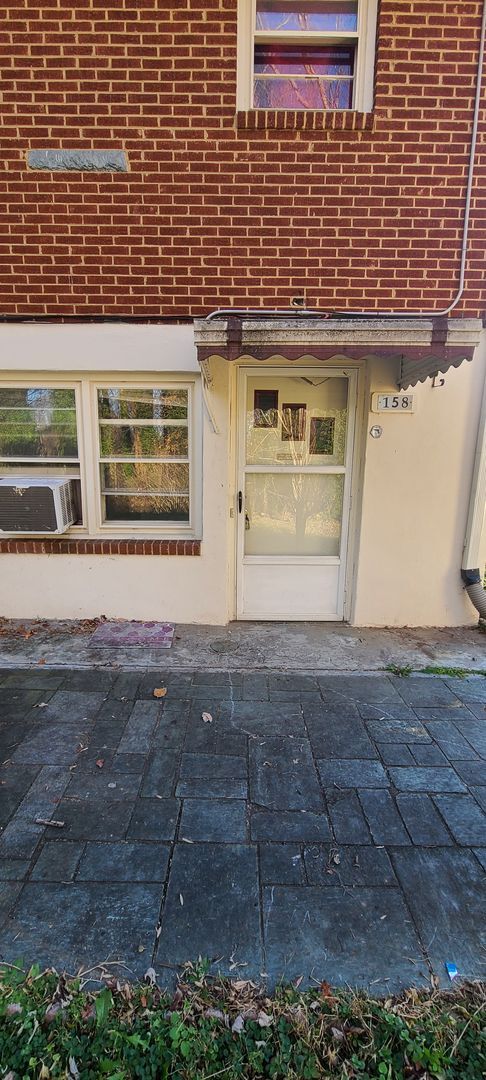 Building Photo - 158 Martins Ln Unit Suite 100