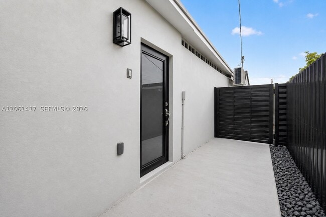 1011 NW 30th Pl Unit 2