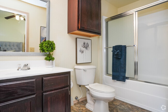 2BR, 2BA - 1093SF - Primary Bathroom