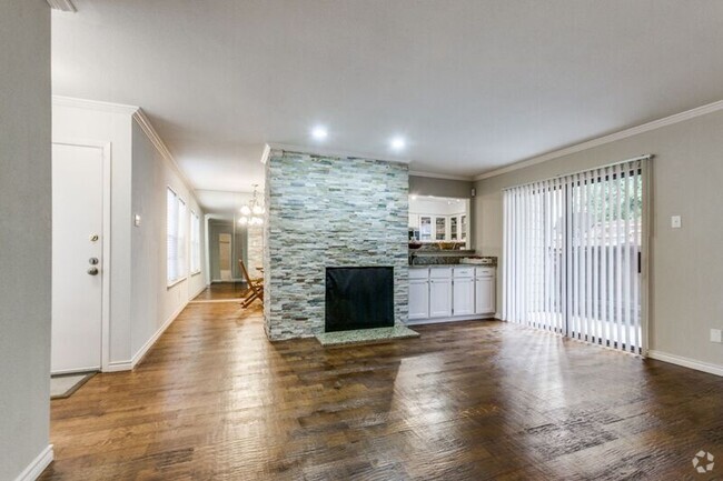 Building Photo - 5335 Bent Tree Forest Dr Unit Apt 125