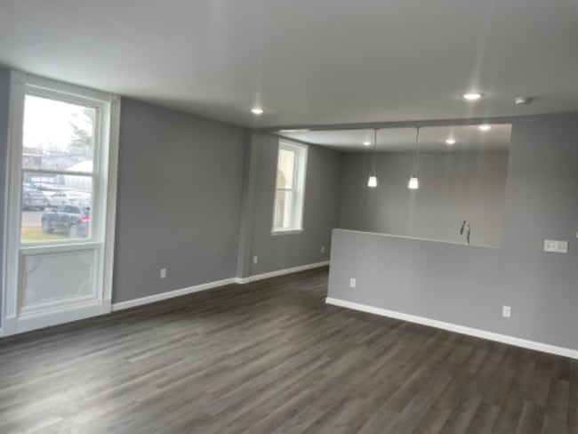 201 W Main St