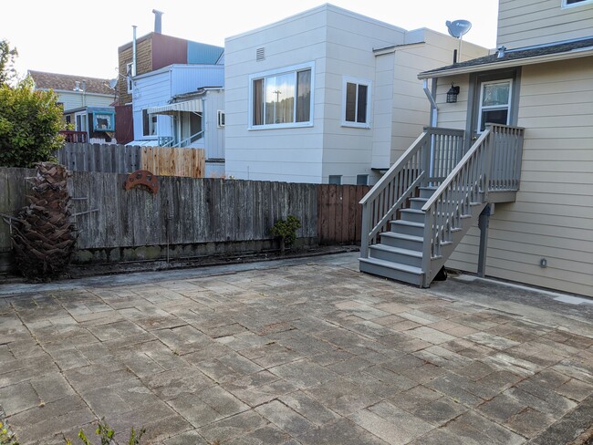Direct access to backyard - 267 Irvington Street Apartamentos Unidad Middle Floor