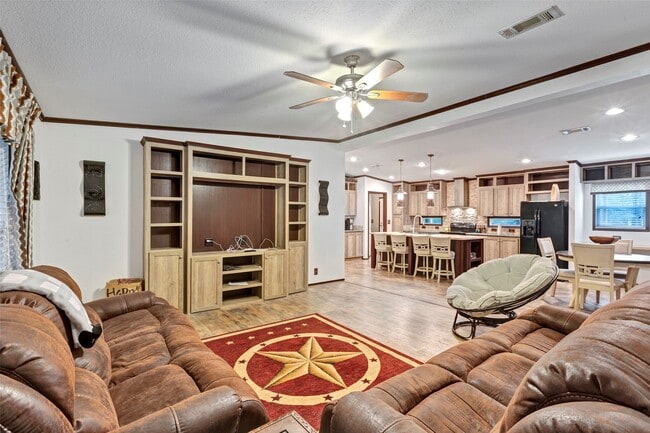 271 Shoreline Dr
