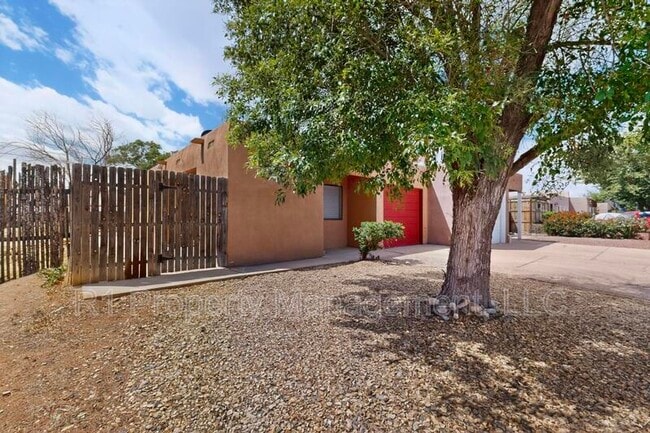 Photo - 222 Shannon Pl NW