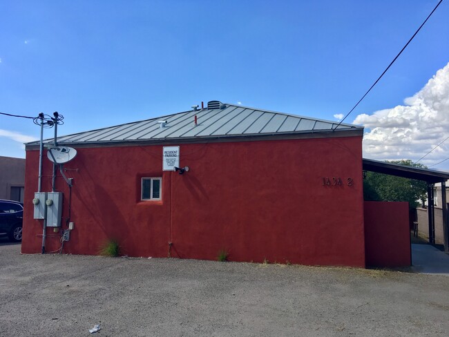 1434 E Elm St