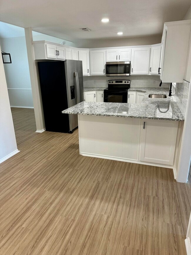 Photo - 5821 80th St