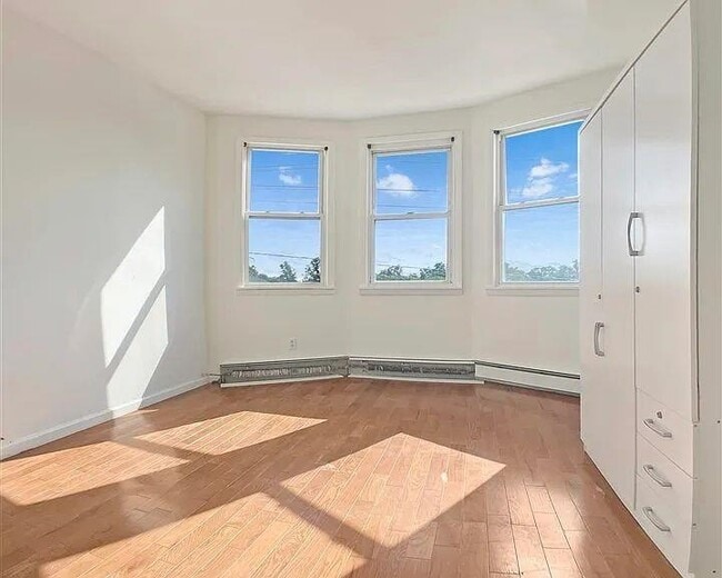 Building Photo - 54 Gates Ave Unit 2