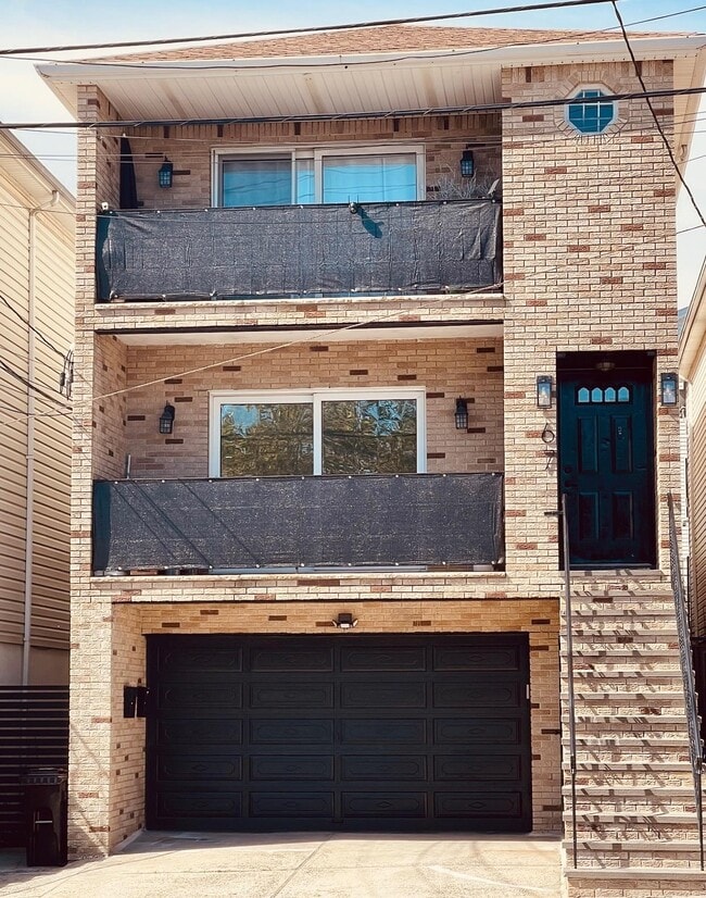 Building Photo - 67 71st St