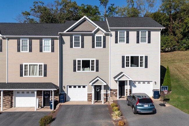 Building Photo - Immaculate Townhouse with Finished Basement