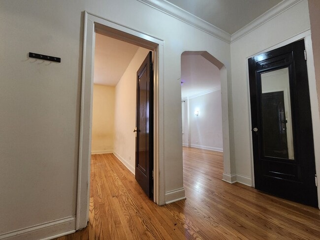 Photo - Spacious 2bed/1bath With Vintage Touches and Updated Kitchen Unit 2724-1W-P1