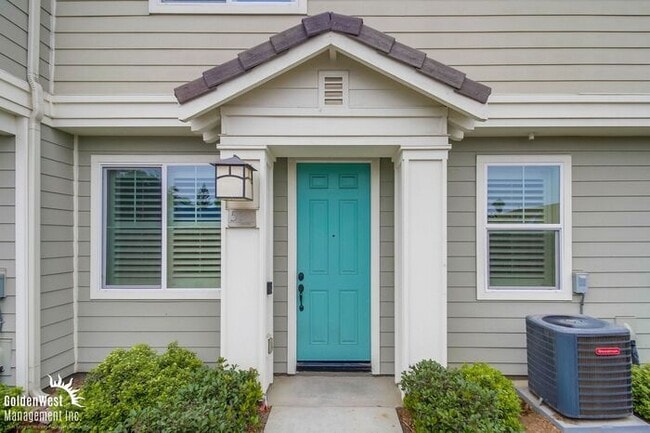 Building Photo - Stunning 3Bdm 2.5Ba Home in the Heart of I...