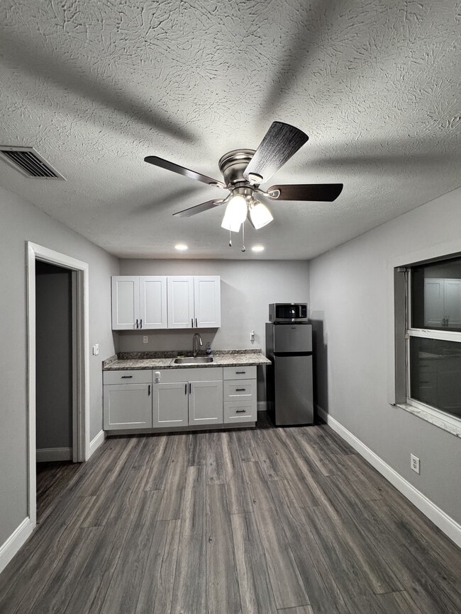 Building Photo - 7724 Brettonwood Dr Unit 2