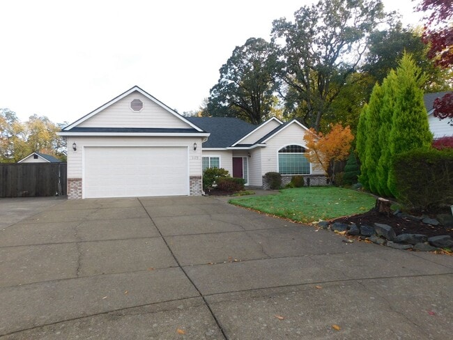 Building Photo - Fall Special-Gorgeous Three Bed Two Bath W...