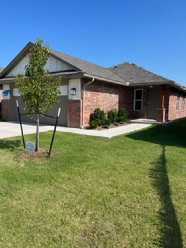 Building Photo - 1st Month Free! Rental