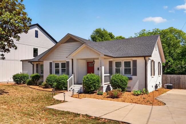 Building Photo - Beautifully renovated 3 bedroom, 3 full bathroom offering the perfect blend of timeless charm wit...