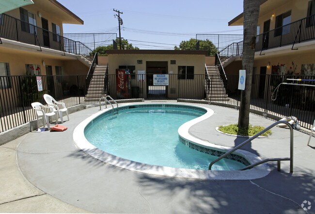 Pool - The Palms Apartments