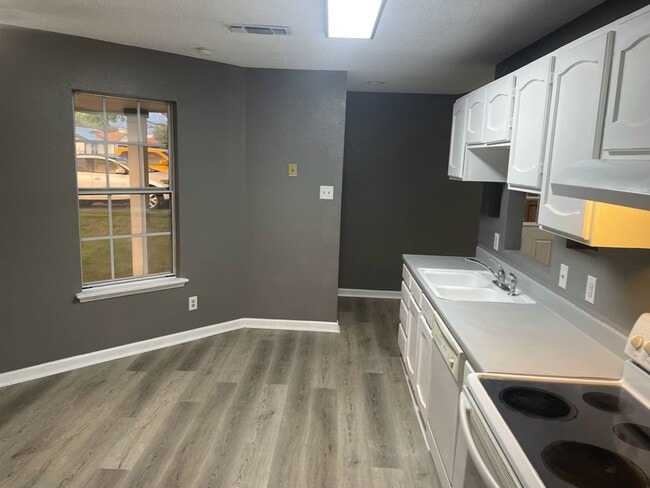Photo - 3702 Daniels Dr