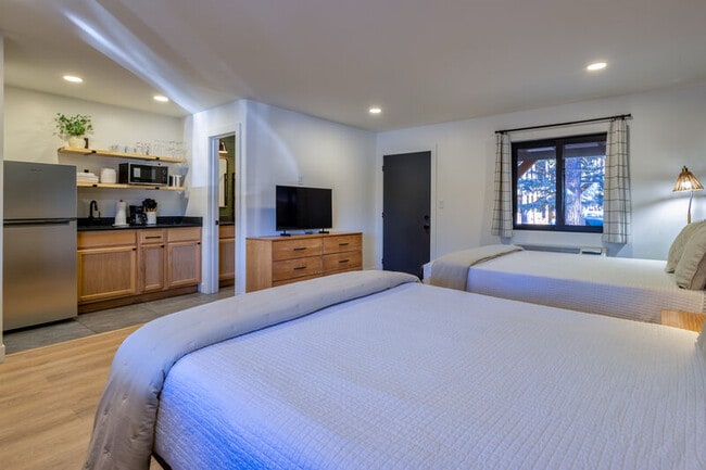 Building Photo - 1078 E White Mountain Blvd Rental