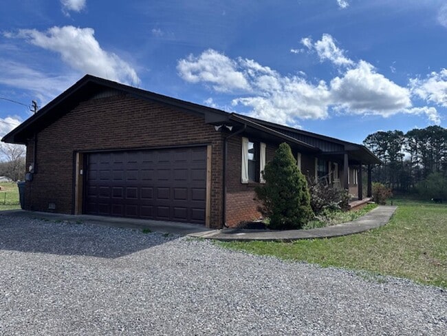 Photo - Maryville 37803 - 5 bedroom, 3 bath home - Contact Karen Robertson (865) 454-7626