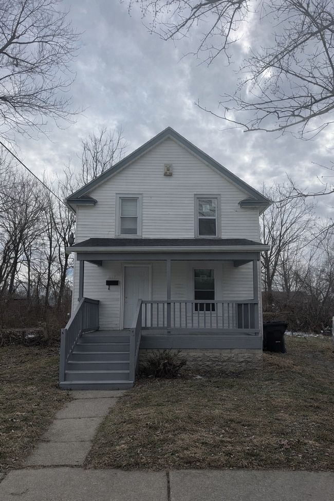 Building Photo - Huge 3 bedroom, 1 bath home featuring updates throughout