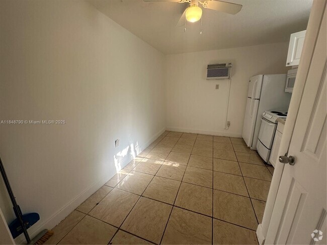 Building Photo - 559 NW 44th St Unit 2 Rental