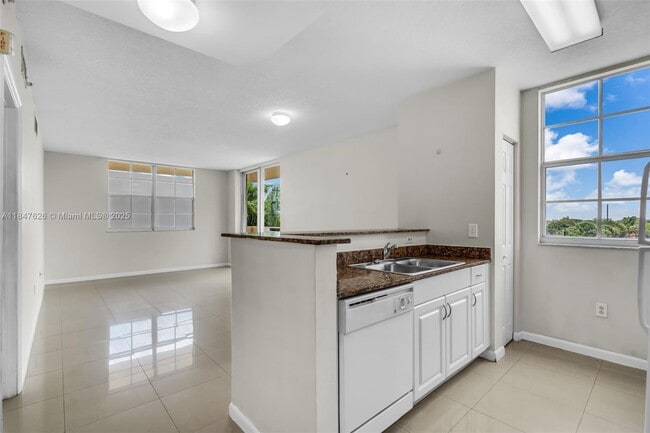 Building Photo - 215 SW 42nd Ave Unit 402 Rental