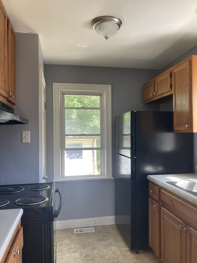 Kitchen with Large Fridge/Freezer and Oven - 324 Newell Dr