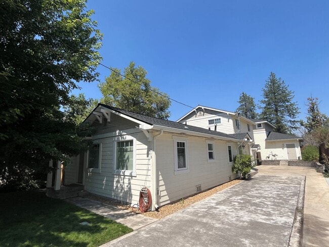 Building Photo - Beautifully Remodeled 2 Bed/1 Bath Single ... Unit 1 Rental