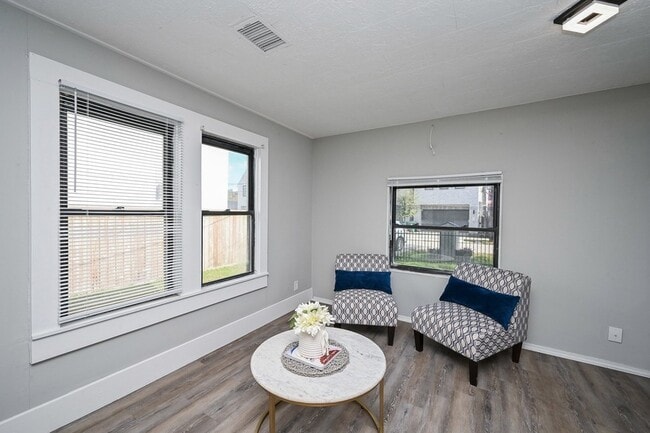 Photo - 1507 Laird St