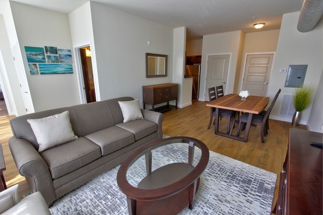 Sala de estar y área de comedor - Draper Lofts Apartments