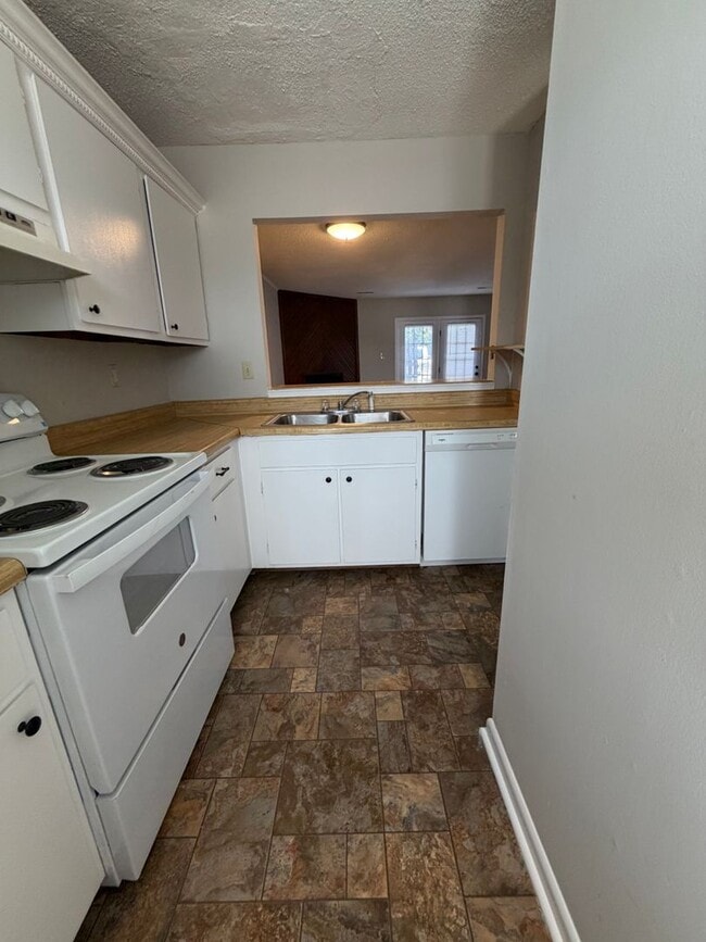 Photo - 713 Walker Rd