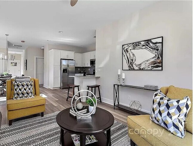 Photo - 2537 Beachmont Ave