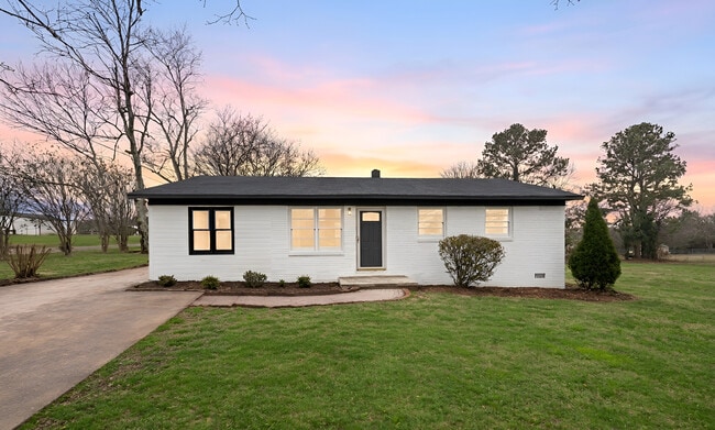 Building Photo - Lawndale