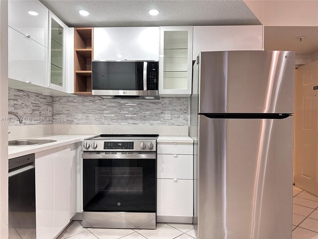 Building Photo - 3051 SW 27th Ave Unit 105