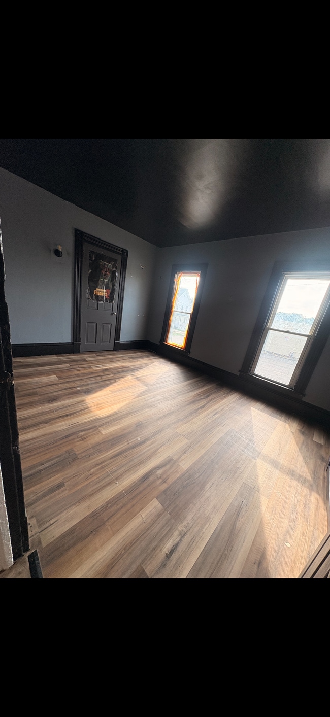 Photo - 111 W 42nd St Unit Apartment up