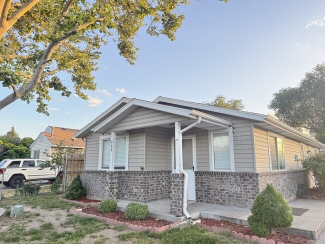 Photo - 966 Glendale St W