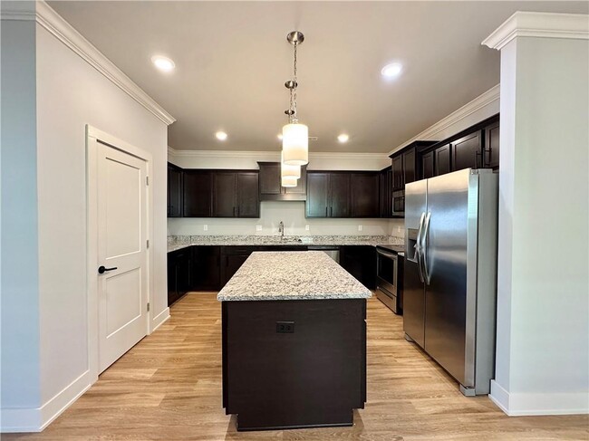 Photo - 700 NE Hts Ln