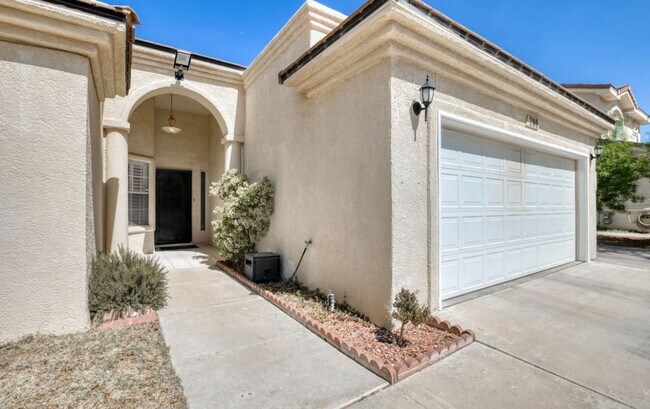 Photo - Short Term leases optionn4 Bedrooms 3 baths( near by Sunland Park Dr & Mesa St)