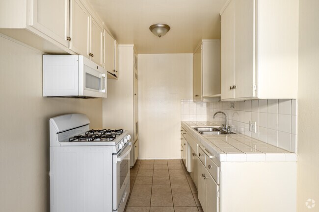 1BR, 1BA - 600SF - Kitchen