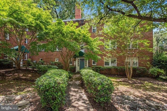 Building Photo - 4004 Beecher St NW Unit 304A
