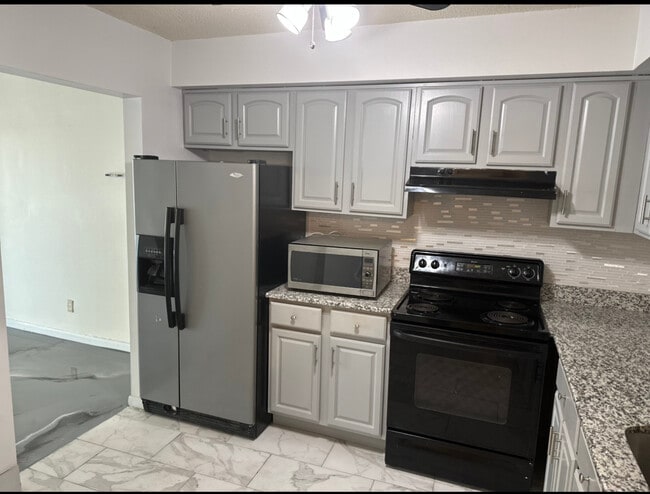 Cocina: Encimeras de granito y azulejos nuevos. - 9200 Edwards Way Unidad 1 Bedroom Util Included