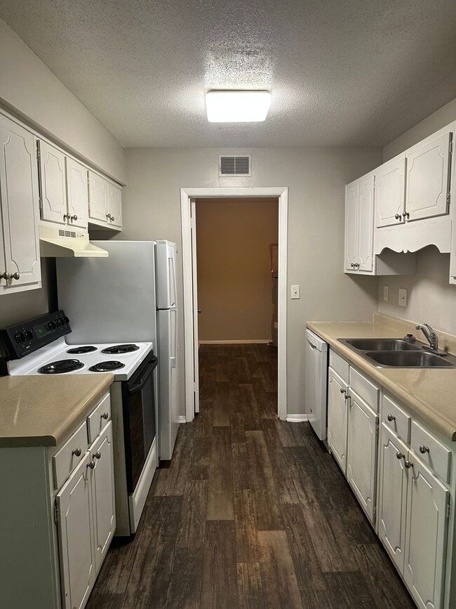 Photo - 2235-102C Sunderland Rd
