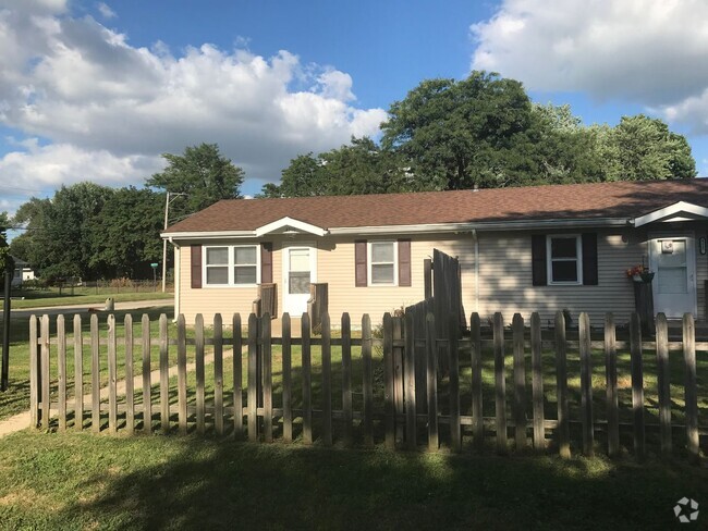 Building Photo - Immaculate 2 Ranch Style Bedroom Duplex Rental