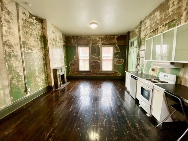 Building Photo - Unique Downtown Studio Apartment Unit 201